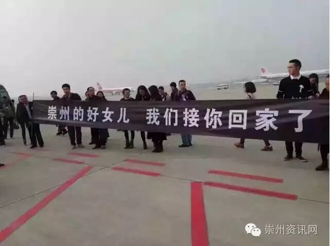 余旭烈士魂归故里崇州乡亲长街相迎